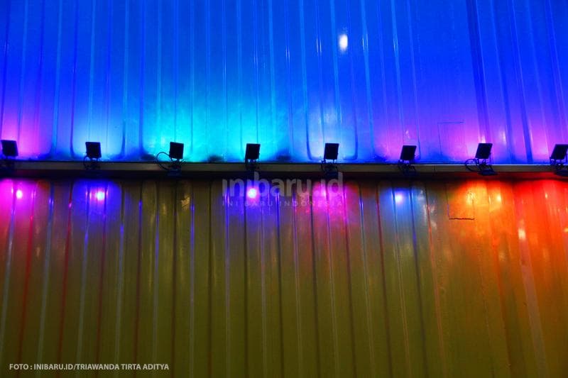 Dinding kontainer juga dipasangi lampu warna-warni biar makin kece.<br>