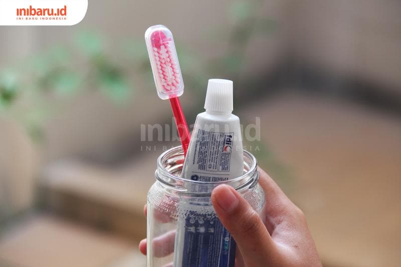 Gunakan peralatan pembersih gigi dan mulut untuk mengatasinya. (Inibaru.id/Triawanda Tirta Aditya)