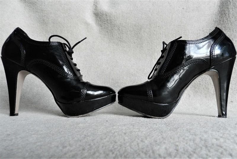 Dulu sepatu hak tinggi juga diperuntukkan bagi laki-laki. (Flickr/

lostsockscorporation)
