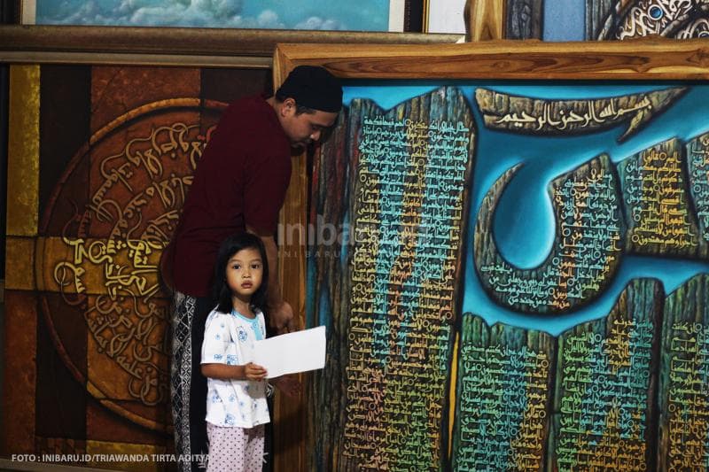 Gani, lukisan kaligrafi, dan salah seorang putrinya.<br>