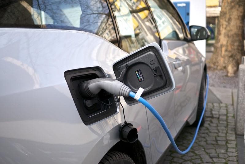 Harga mobil listrik bakal lebih murah di masa depan. (Flickr/

Kārlis Dambrāns)