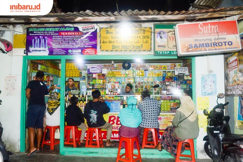 Suasana antrian konsumen jamu pada Warung Jamu Sambiroto, Semarang. (Inibaru.id/ Kharisma Ghana Tawakal)