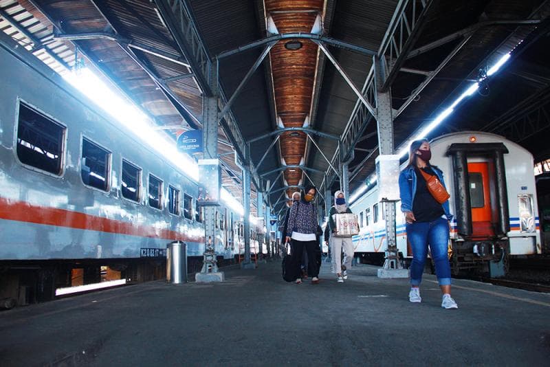 Ilustrasi: Keberangkatan penumpang Kereta Api di Stasiun Tawang Semarang. (Inibaru.id/ Triawanda Tirta Aditya)<br>