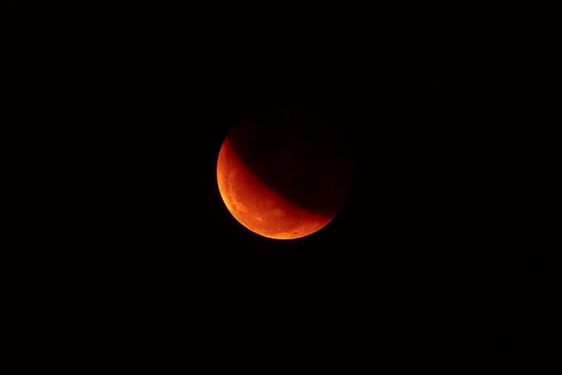 Ilustrasi: Gerhana bulan total yang akan terjadi pada Rabu (26/5/2021). (Flickr/

Jason Jacobs)