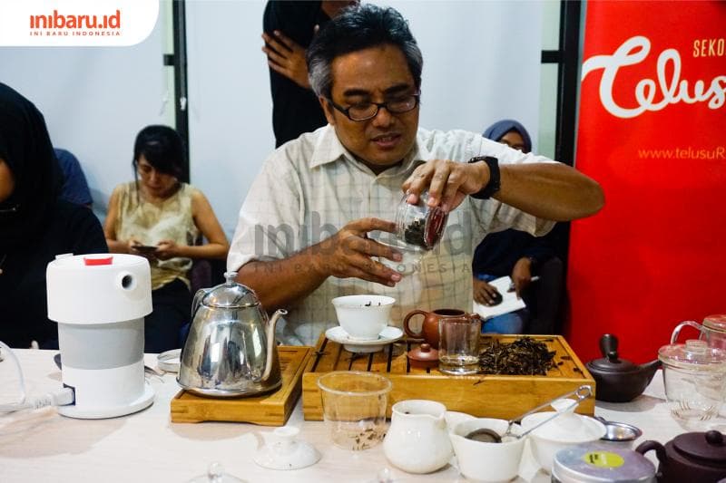 Tauhid Aminulloh menjelaskan banyak tentang perjalanan teh. (Inibaru.id/ Audrian F)<br>