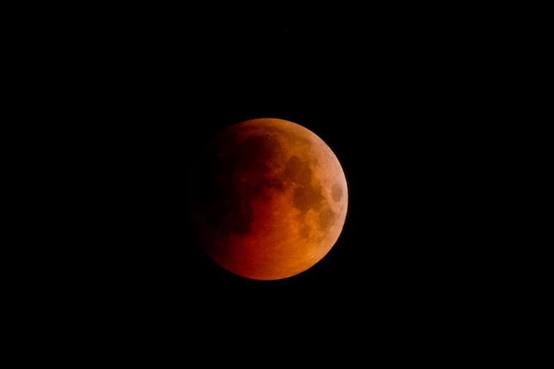 Mitos gerhana bulan dipercaya sebagian masyarakat Indonesia. (Flickr/

Nikita Novozhilov)