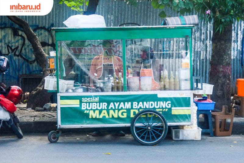 Gerobak bubur ayam Mang Dede yang terletak di Jalan Sompok, Lamper Kidul, Semarang Selatan. (Inibaru.id/ Kharisma Ghana Tawakal)