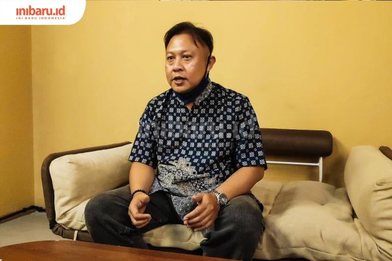 Abdul Hadi, selaku ketua Komunitas Tarot Semarang menjelaskan pentingnya literasi mengenai tarot. (Inibaru.id/ Bayu N)