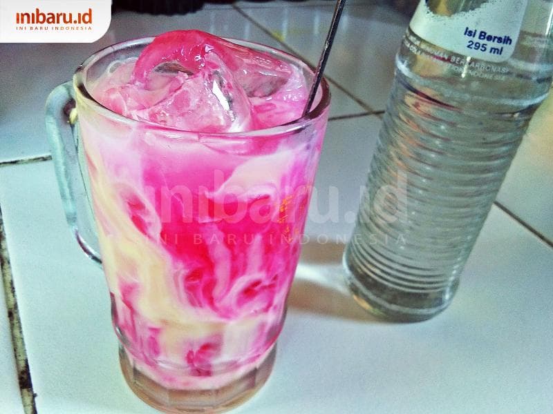 Soda gembira andalan khas Warung Es Mbah Yadi. (Inibaru.id/ Isma Swastiningrum)<br>