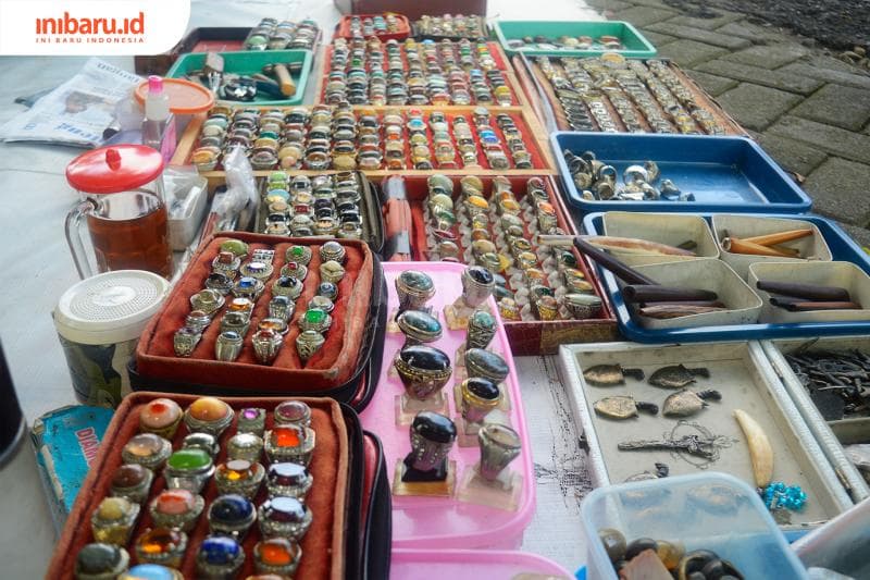 Berbagai macam akik yang diperjual belikan pada salah satu lapak di Taman Badak Sompok Semarang.&nbsp;(Inibaru.id/ Kharisma Ghana Tawakal)