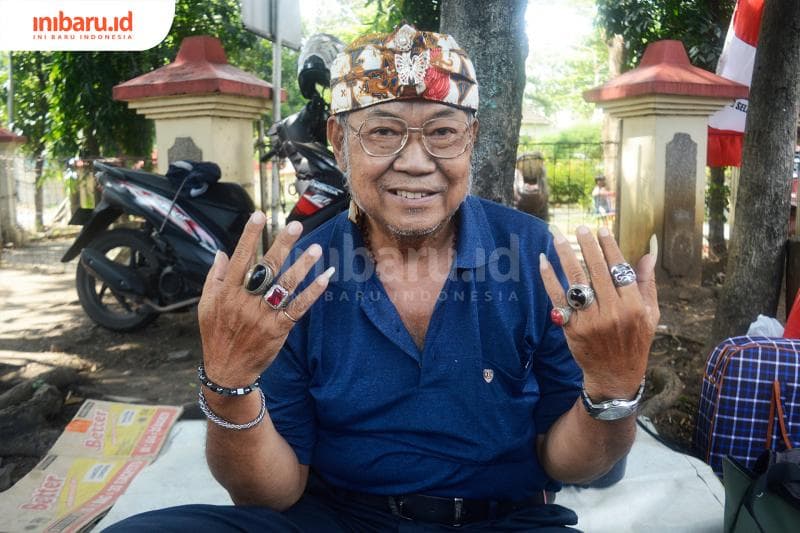 Pak Ismanto, salah seorang penjual akik yang sudah melapak sejak tahun 2014 di Taman Badak Sompok Semarang.&nbsp;(Inibaru.id/ Kharisma Ghana Tawakal)