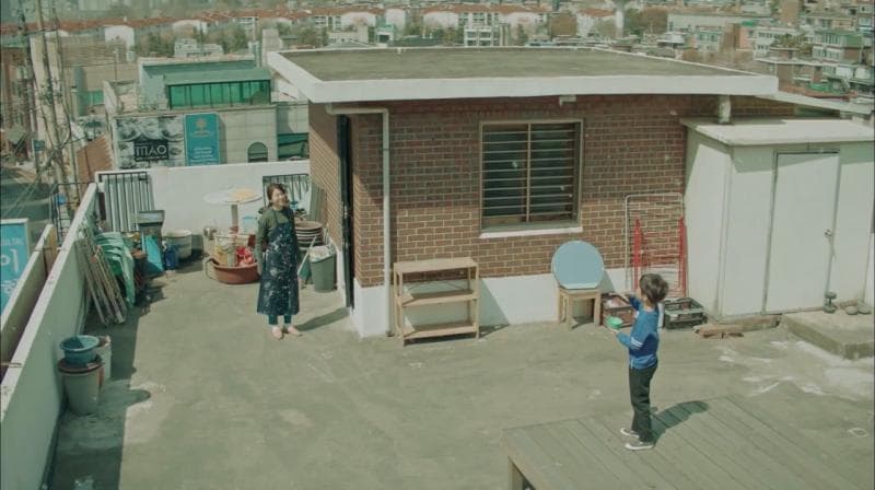 Rumah atap Korea, sering muncul di Drakor, penanda hunian dari kalangan kelas bawah. (koreandramaland.com)