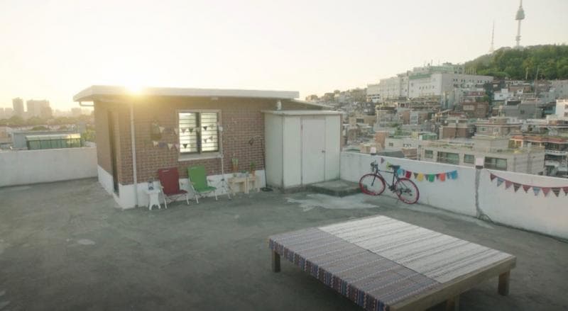Dibandingkan hunian lain, rumah atap harga sewanya cenderung lebih murah. (koreandramaland.com)