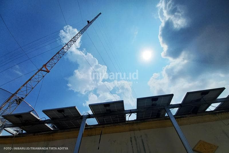 6 panel tenaga surya berdiri kokoh di atas Kantor Kepala Desa Kadirejo.<br>