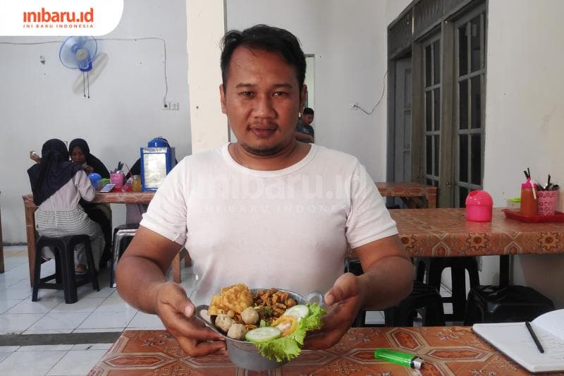 Dedi (33) selaku pendiri pertama Mie Ayam Wajan di Semarang sekaligus pengelola cabang Bangetayu. (Inibaru.id/Bayu N)