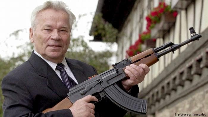 Mikhail Kalashnikov memegang AK-47. (picture-alliance/dpa via dw.com)