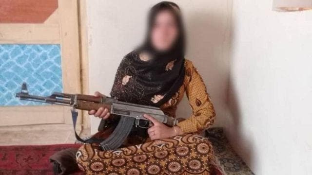 Di Irak, hampir semua orang biasa menggunakan AK-47. (Pemerintah Kabupaten Ghor via BBC)