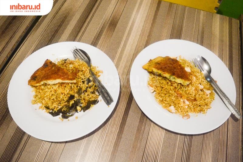Dua porsi Nasi Goreng Padang Bangjo dengan topping telur dan babat (kiri) serta telur dan ayam (kanan) yang siap memanjakan lidah para konsumen. (Inibaru.id/Kharisma Ghana Tawakal)