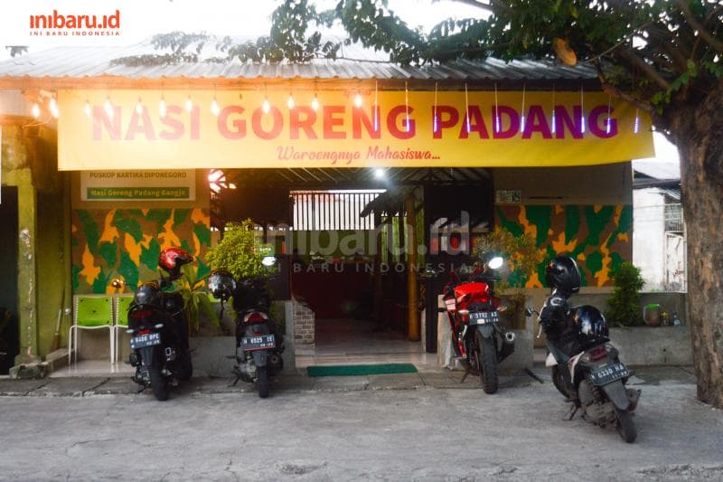 Rumah makan Nasi Goreng Padang Bangjo yang berlokasi di Jalan Hasanuddin No 8 Semarang. (Inibaru.id/ Kharisma Ghana Tawakal)