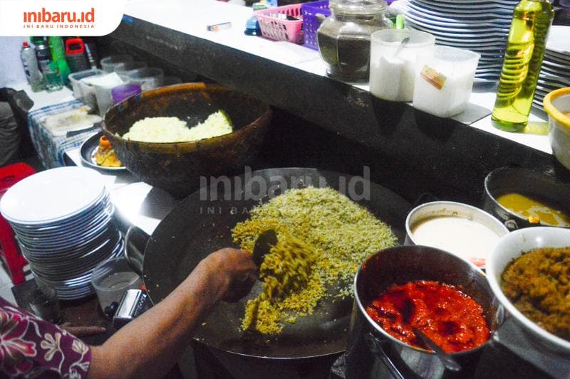 Pak Mashuri Bambang Permadi pencetus sekaligus pemilik&nbsp;rumah makan Nasi Goreng Padang Bangjo kerap turun langsung ke dapur untuk memasak bagi pelanggannya. (Inibaru.id/ Kharisma Ghana Tawakal)