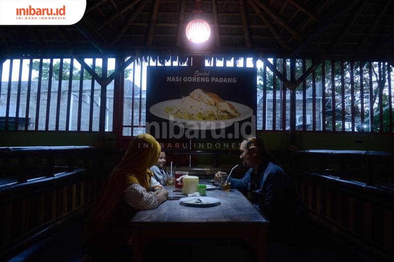 Potret keluarga kecil yang datang dan makan bersama di warung Nasi Goreng Padang Bangjo. (Inibaru.id/Kharisma Ghana Tawakal)