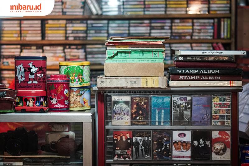 Untuk meningkatkan penjualan, harga kaset pita di pasar barang antik diturunkan hingga Rp10.000. (Inibaru.id/ Bayu N)