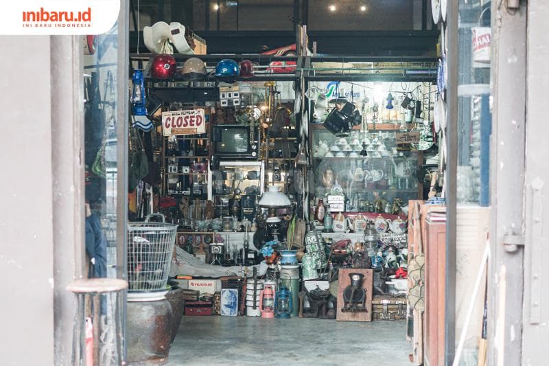 Tampak luar pintu GIK, tempat para pedagang barang antik Asem Kawak kini menggelar lapaknya. (Inibaru.id/Bayu N)