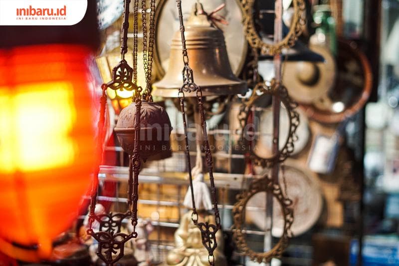 Koleksi barang antik yang dijual di Asem Kawak biasanya merupakan hasil berburu selama bertahun-tahun. (Inibaru.id/Bayu N)