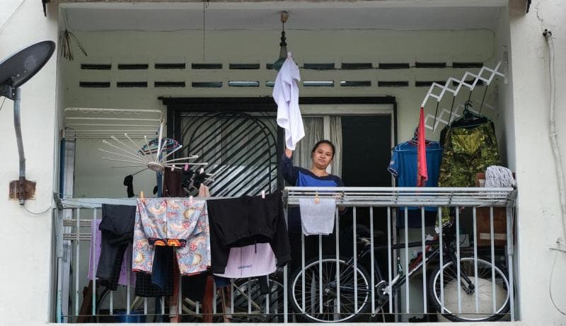 Warga Malaysia yang kehabisan bahan pangan dan kelaparan di masa lockdown karena Covid-19 mengibarkan bendera putih. Mereka meminta bantuan. (AFP/Mohd Rasfan)