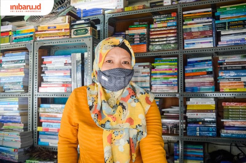 Yuni, pemilik Toko Buku Citra Kampus di kawasan Stadion Diponegoro Semarang. (Inibaru.id/ Kharisma Ghana Tawakal)