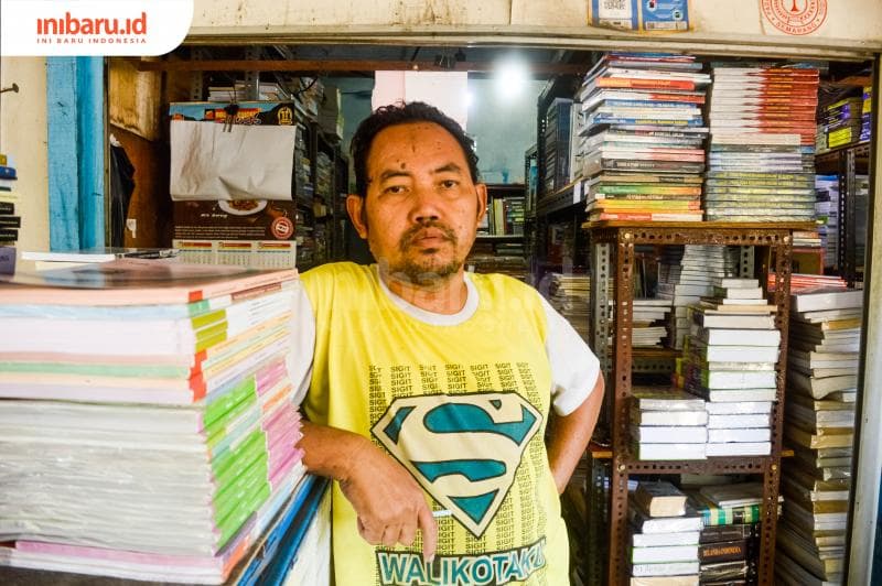 Eko, salah seorang penjual buku di belakang Stadion Diponegoro Semarang yang memilih menjual buku-buku keperluan sekolah dan umum.&nbsp;(Inibaru.id/ Kharisma Ghana Tawakal)