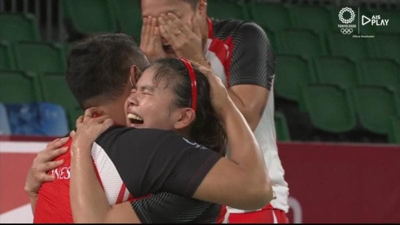 Greysia dan Apriyani merayakan kemenangan di final bulu tangkis ganda putri Olimpiade Tokyo 2020. (Twitter.com/alyadayo)