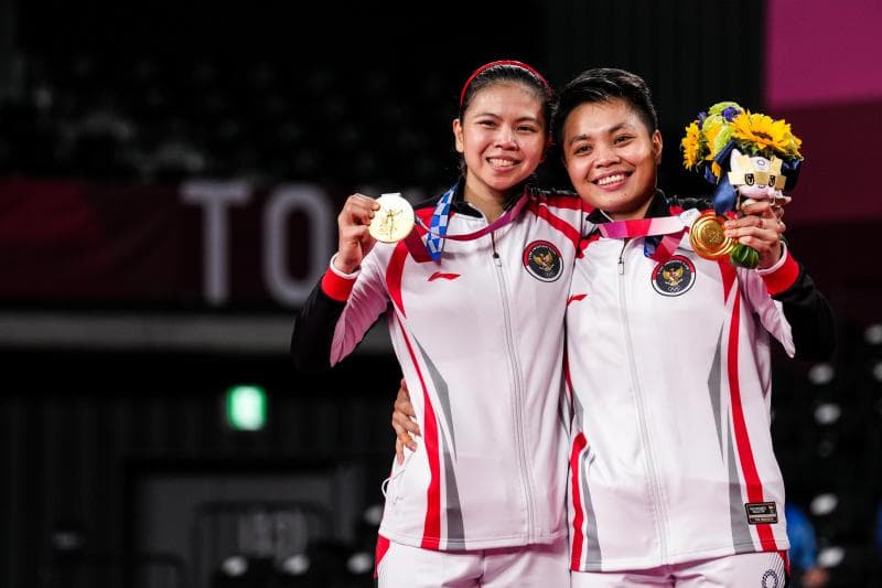 Usai mendapatkan medali emas, hadiah demi hadiah menunggu Greysia dan Apriyani begitu mereka pulang ke Indonesia. (Twitter/badmintonphoto)