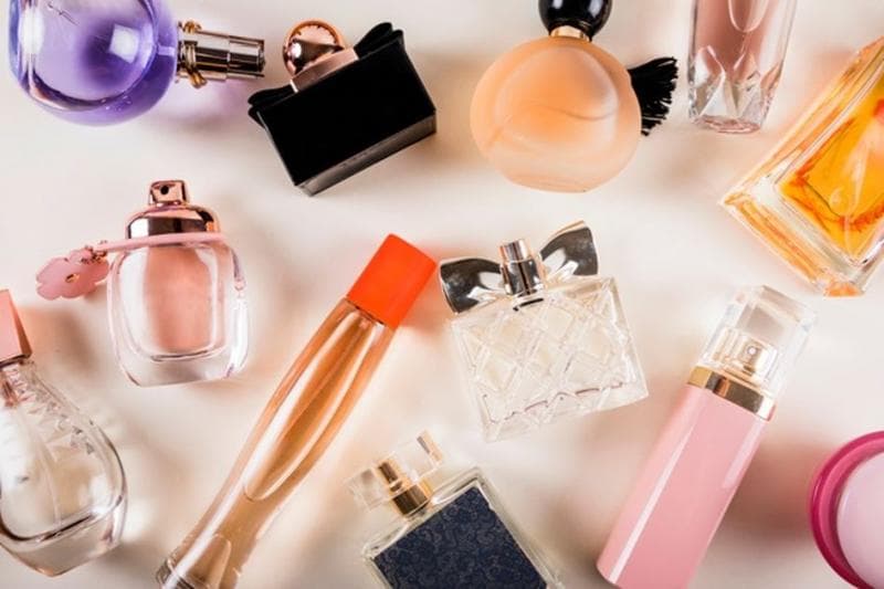 Kalau cuma di rumah, nggak perlu pakai parfum banyak-banyak kan? (Freepik)