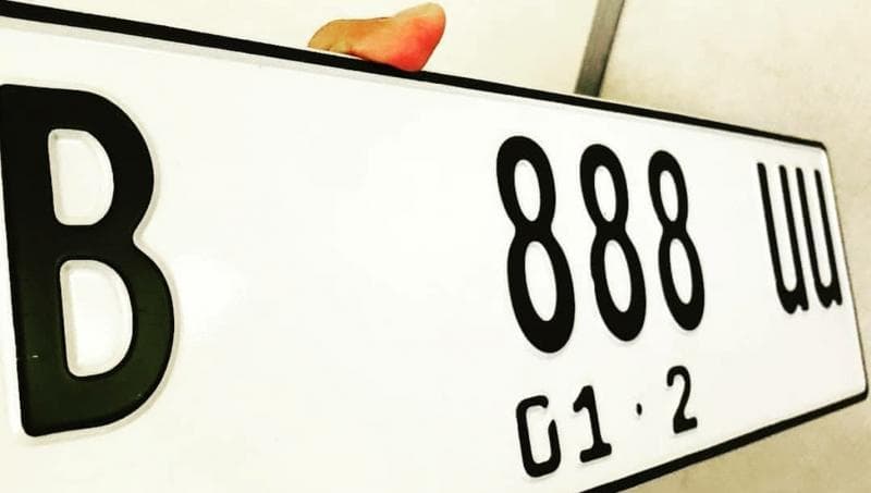 Ilustrasi: Pelat nomor kendaraan (TNKB) bakal diubah dari hitam jadi putih. (Otodetik)