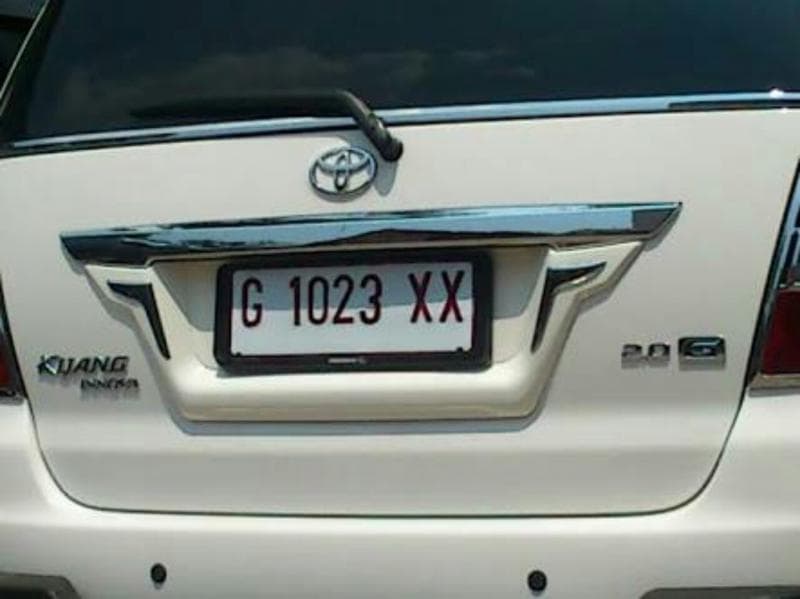 Pelat nomor kendaraan sipil berubah jadi putih untuk kebutuhan pengawasan CCTV. (fastnlow.net)