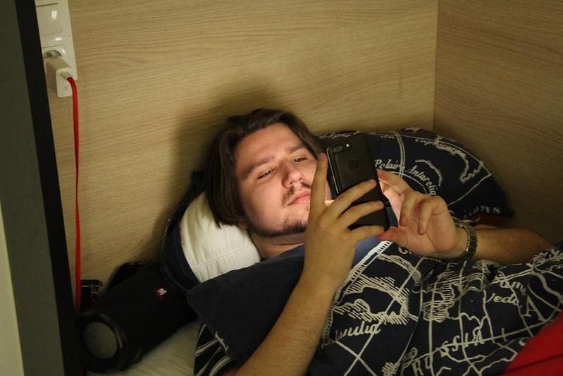 Menaruh ponsel di kasur saat tidur berbahaya. (Flickr/

ryan gulpen)
