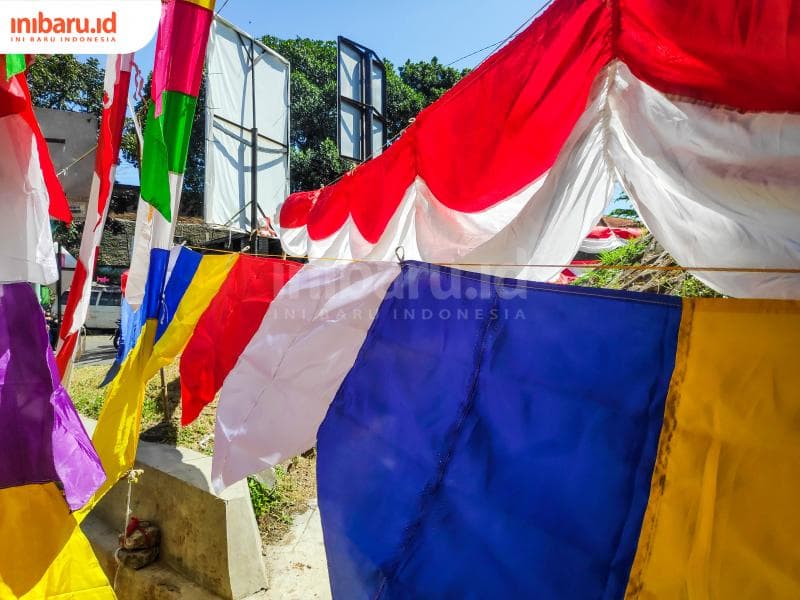 Nggak cuma bendera merah putih, para penjual bendera biasanya juga menjual bendera dengan beragam warna untuk lebih meramaikan suasana Hari Kemerdekaan. (Inibaru.id/Bayu N)