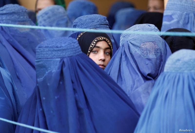 Taliban mewajibkan perempuan Afghanistan memakai hijab selain burka. Mereka juga berjanji bakal memenuhi hak perempuan. (Reuters via Pikiran Rakyat)