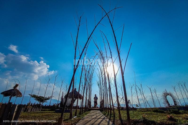 Salah satu spot foto kekinian dengan latar belakang instalasi bambu.