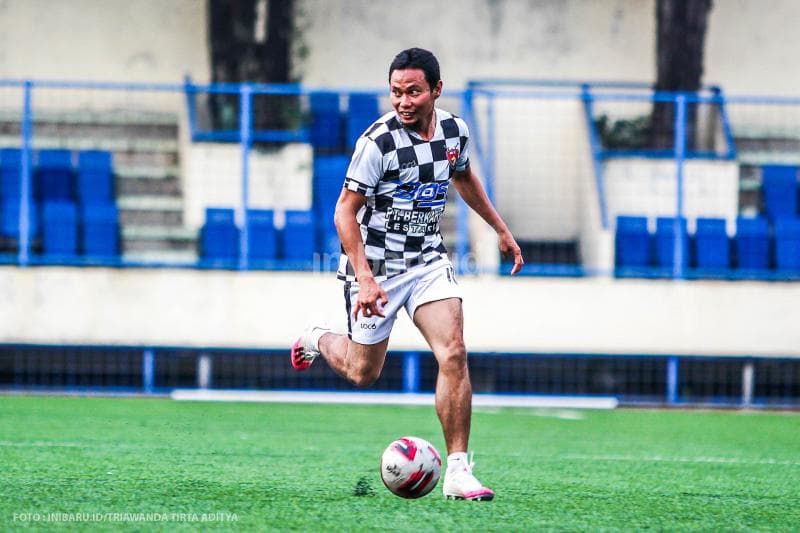 Mantan pemain timnas Indonesia M Ridwan ikut bermain pada pertandingan tarkam di Stadion Citarum Kota Semarang.