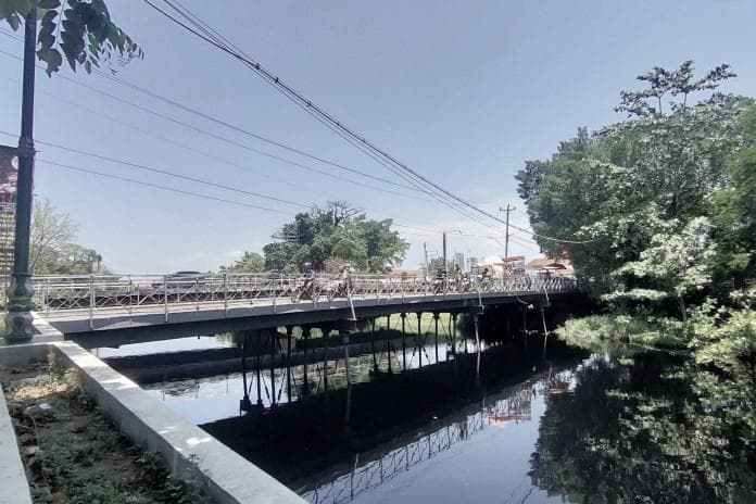 Jembatan Kali Loji Pekalongan yang disebut gerbang menuju kerajaan Dewi Lanjar. (Jawa Pos Radar Semarang/Riyan Fadli)
