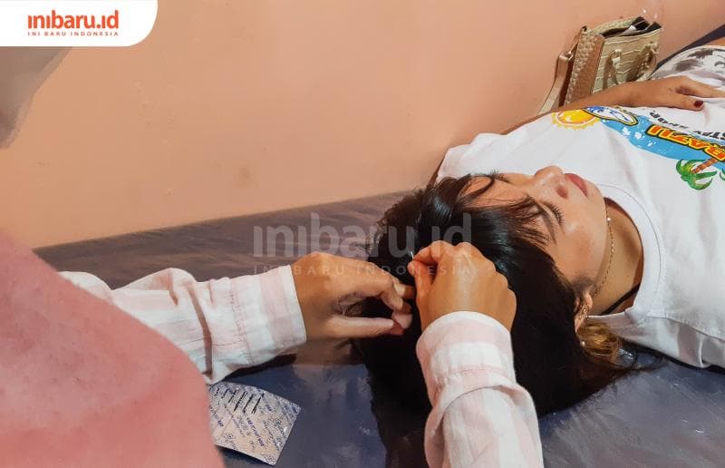 Salah seorang pasien akupunktur tengah ditusuk jarum pada bagian kepala. (Inibaru.id/ Kharisma Ghana Tawakal)