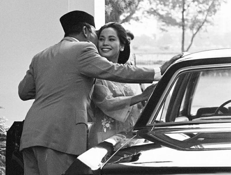 Dewi Soekarno saat bersama Presiden Soekarno. Dia mendapatkan ultimatum dari Soeharto di akhir masa Orde Lama. (Twitter/tukangpulas)
