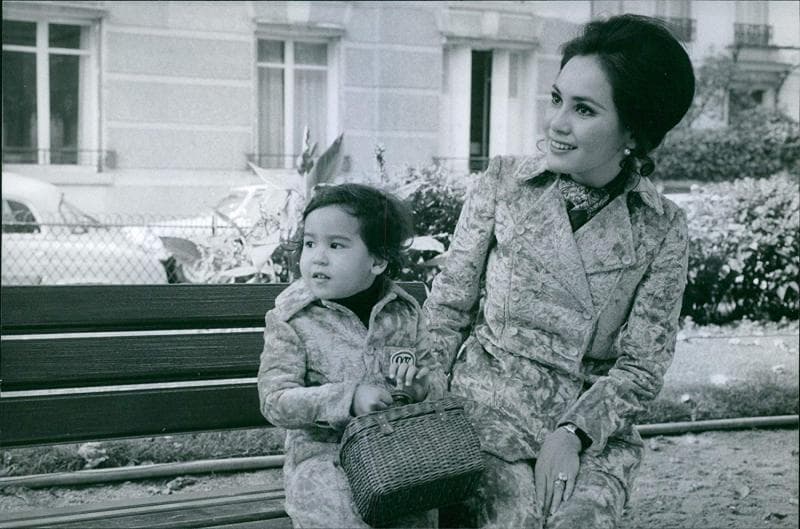 Dewi Soekarno dan putrinya, Kartika. (Twitter/Potretlawas)