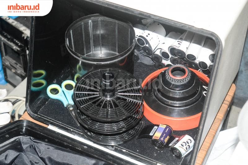 Beberapa alat dan bahan yang dibutuhkan untuk mencuci film.&nbsp;(Inibaru.id/ Kharisma Ghana Tawakal)
