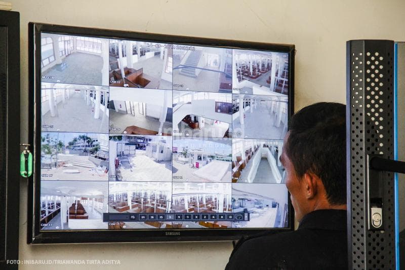 Petugas keamanan memantau CCTV di Pasar Johar.