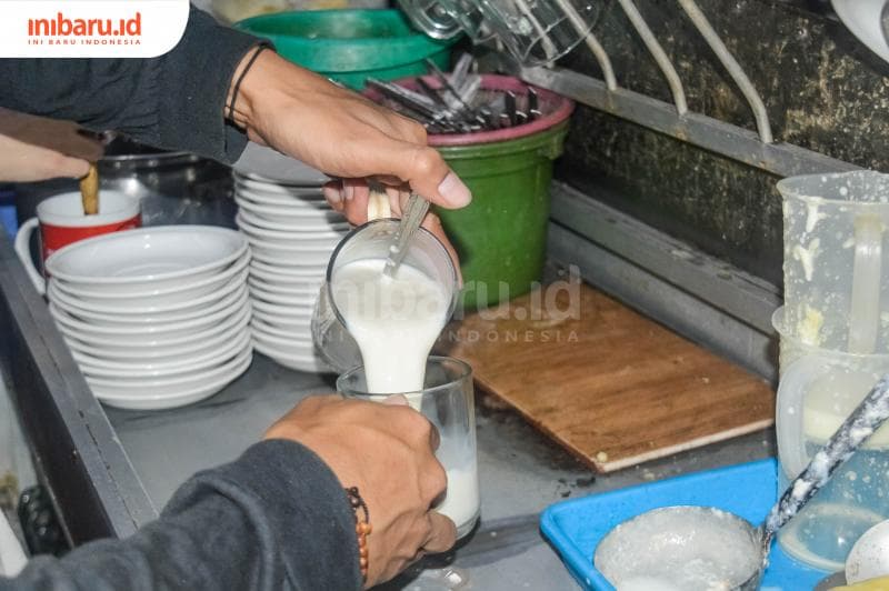 Susu murni menjadi kunci rahasia kenikmatan STMJ legendaris di Semarang, Kedai Susu Karang Doro. (Inibaru.id/ Kharisma Ghana Tawakal)