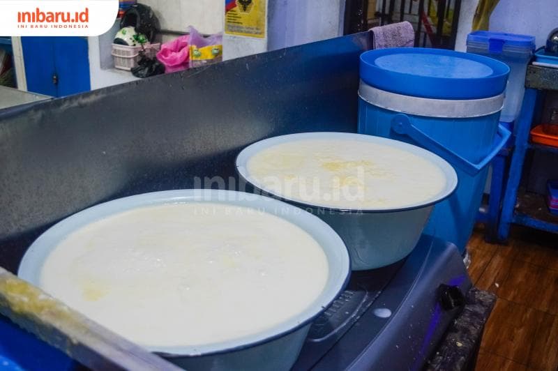 Proses pemanasan susu yang menjadi bahan dasar STMJ legendaris di Semarang. (Inibaru.id/ Kharisma Ghana Tawakal)