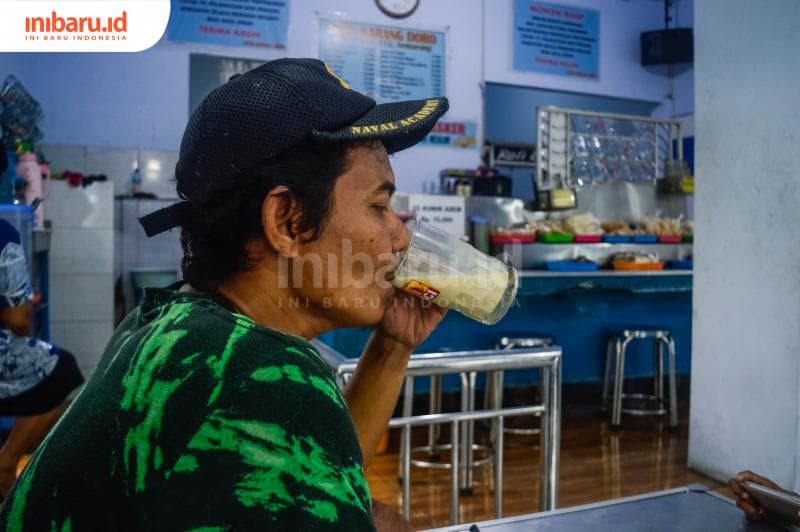 Menikmati segelas STMJ di Kedai Susu Karang Doro Semarang. (Inibaru.id/ Kharisma Ghana Tawakal)